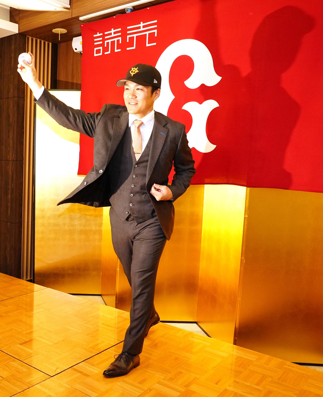 巨人入団会見に臨み、写真に納まる則本（撮影・江口和貴）