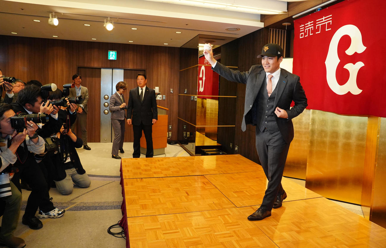 巨人入団会見に臨み、写真に納まる則本（右端）（撮影・江口和貴）