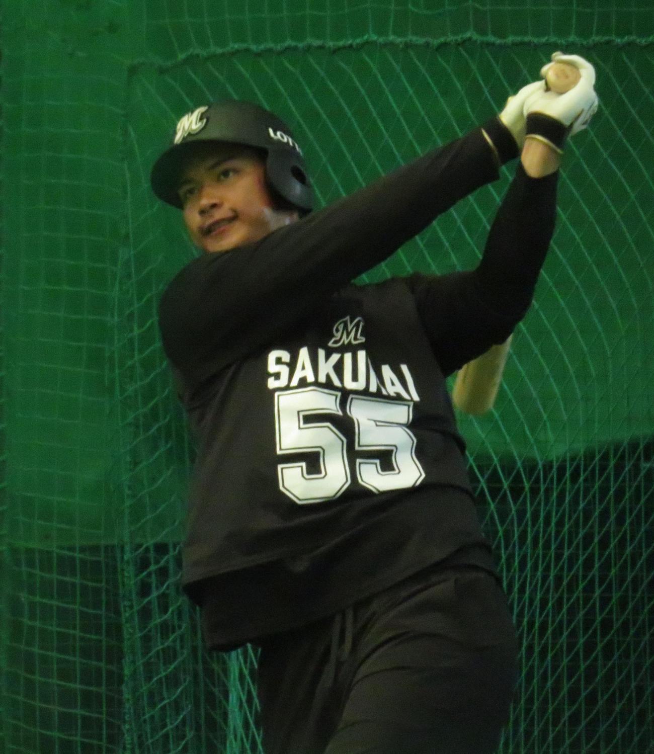 新人合同自主トレで打撃練習をおこなう桜井（撮影・星夏穂）