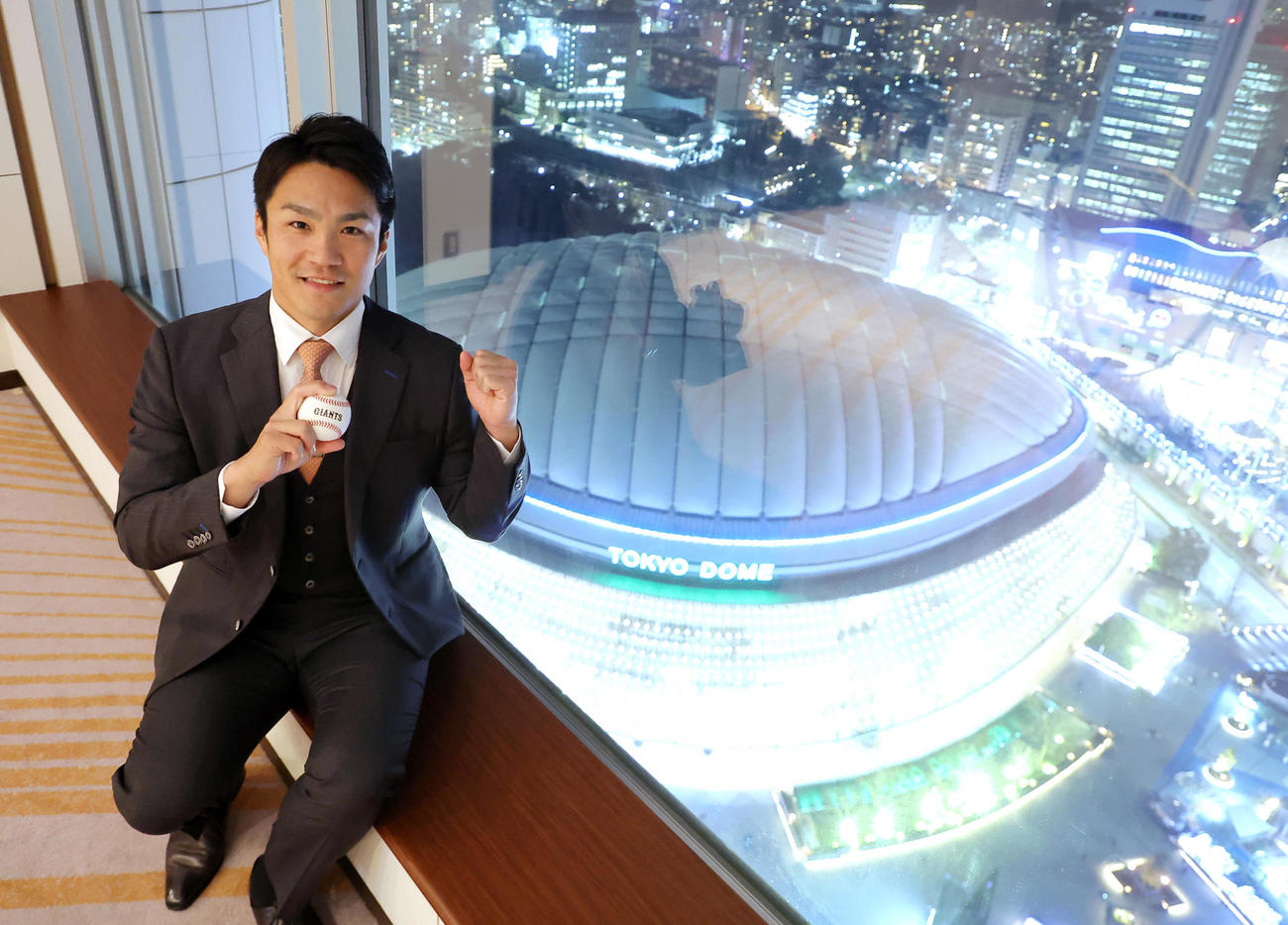 巨人入団会見後、東京ドームが望める部屋で写真に納まる則本