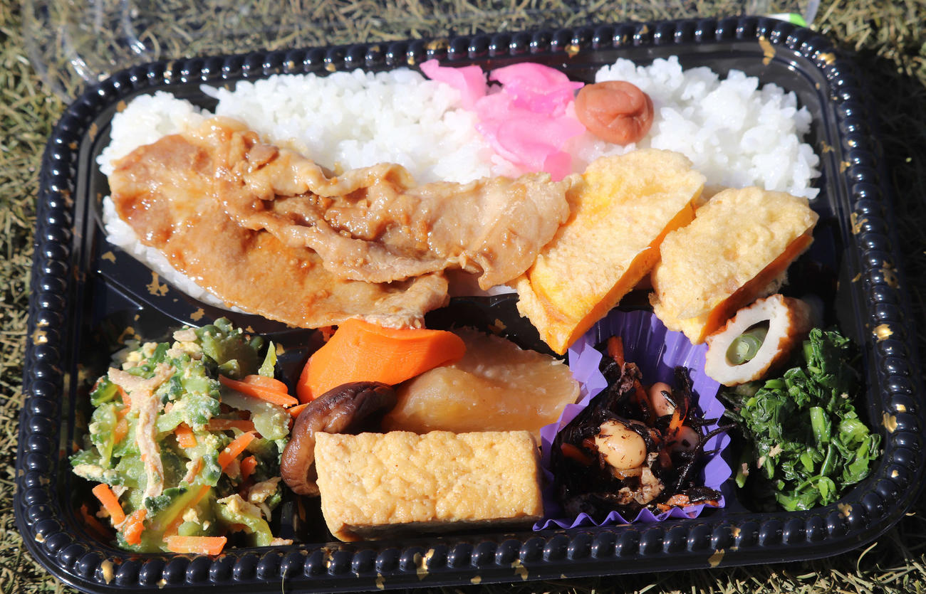 沖縄・伊江島の自主トレで巨人松本が報道陣に差し入れしたお弁当（撮影・小早川宗一郎）