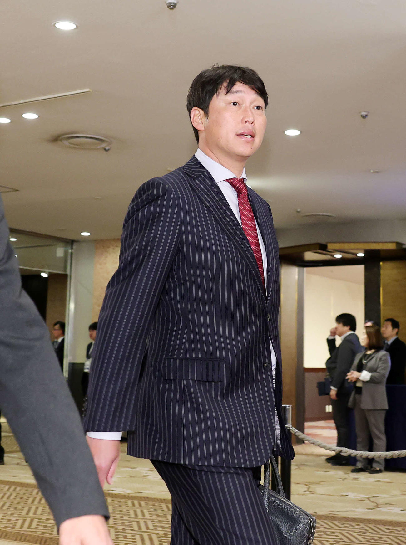 会場入りする広島新井監督（撮影・鈴木正人）