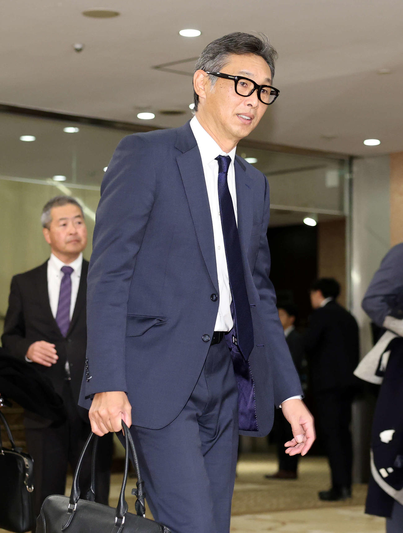 会場入りする西武西口監督（撮影・鈴木正人）