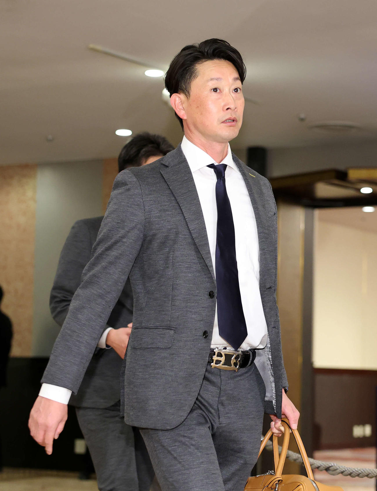 会場入りするオリックス岸田監督（撮影・鈴木正人）
