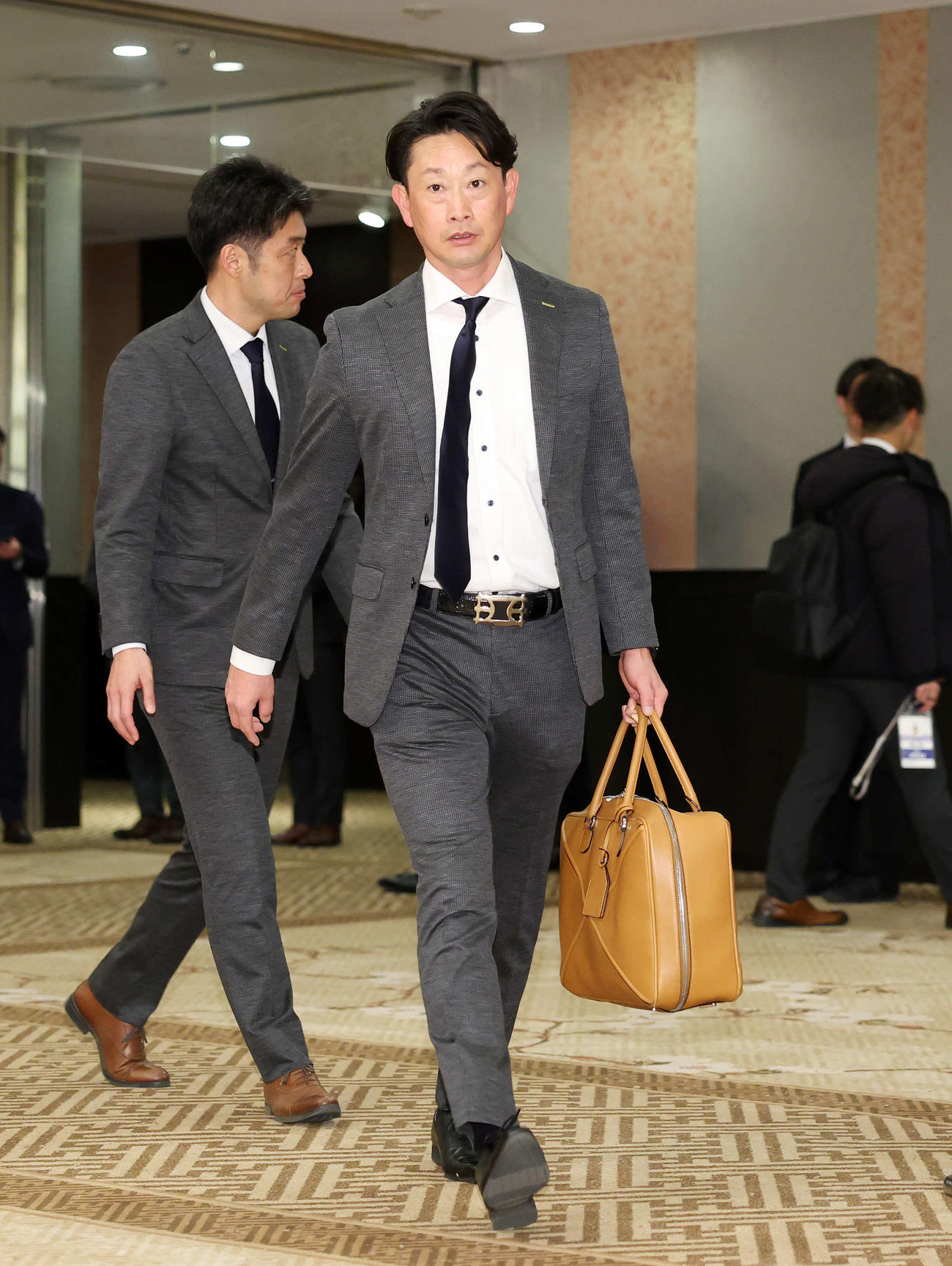 会場入りするオリックス岸田監督（撮影・鈴木正人）