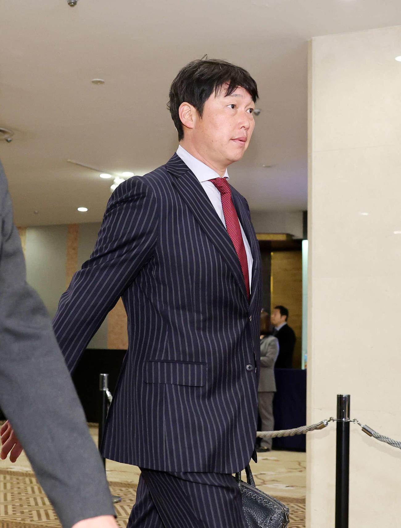 会場入りする広島新井監督（撮影・鈴木正人）