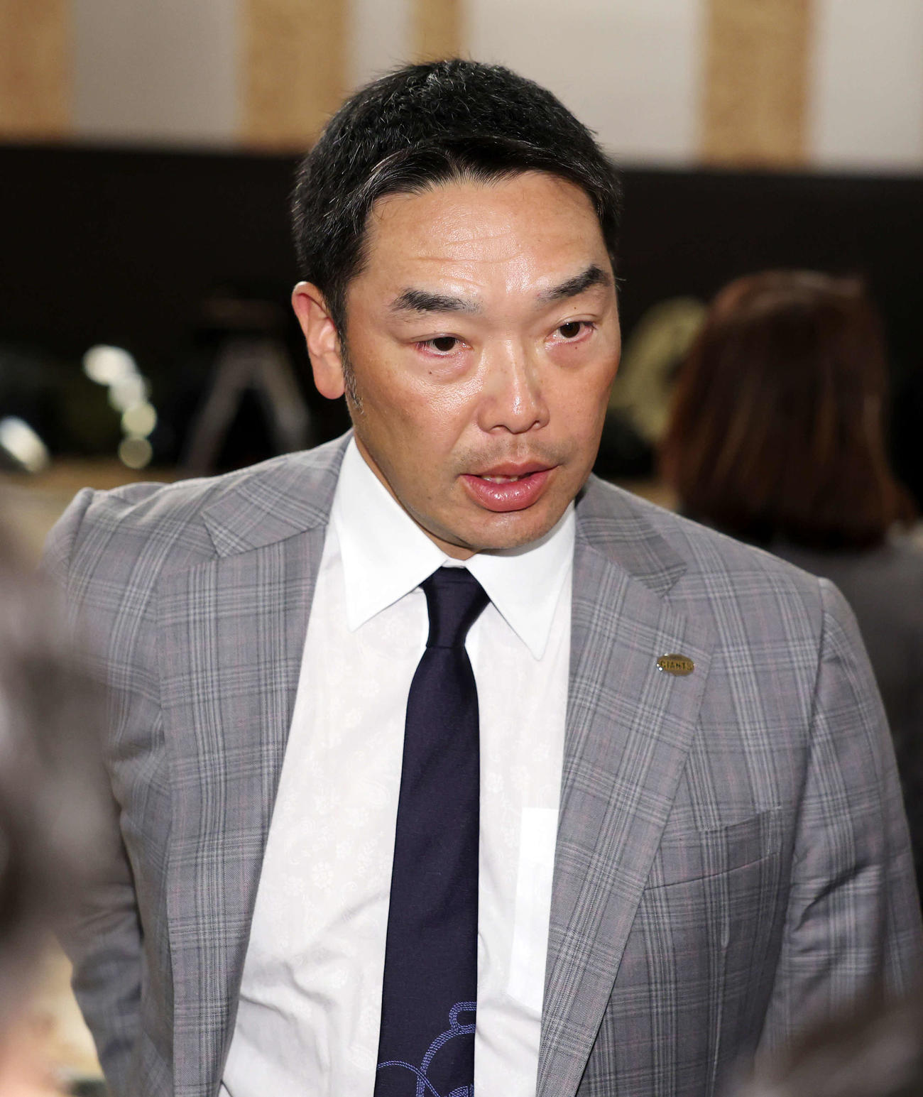 報道陣の質問に答える巨人阿部監督（撮影・鈴木正人）