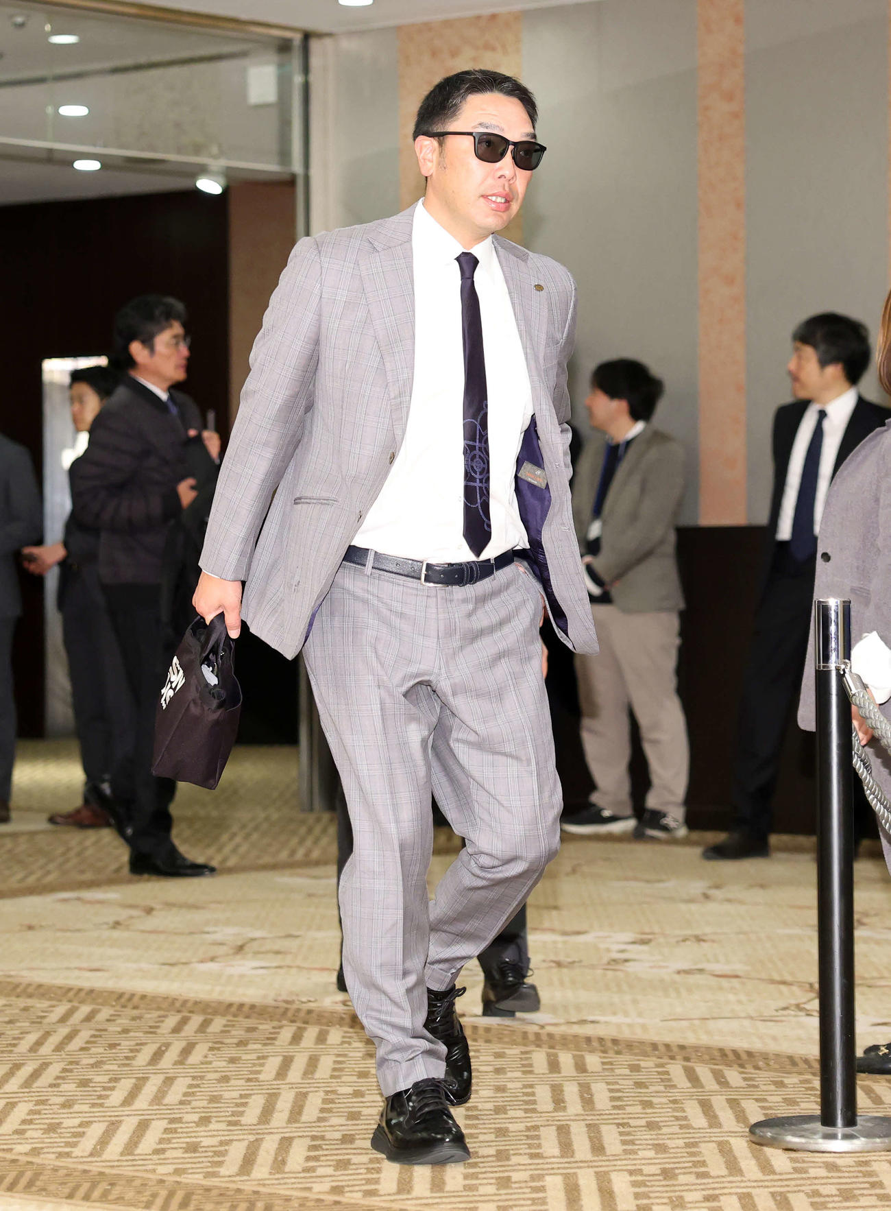 会場入りする巨人阿部監督（撮影・鈴木正人）