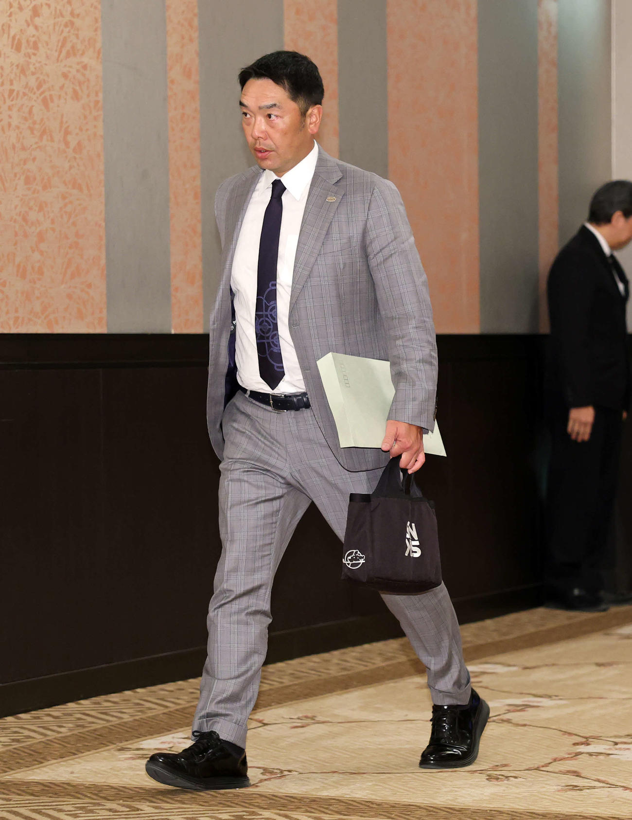 会議を終え引き揚げる巨人阿部監督（撮影・鈴木正人）