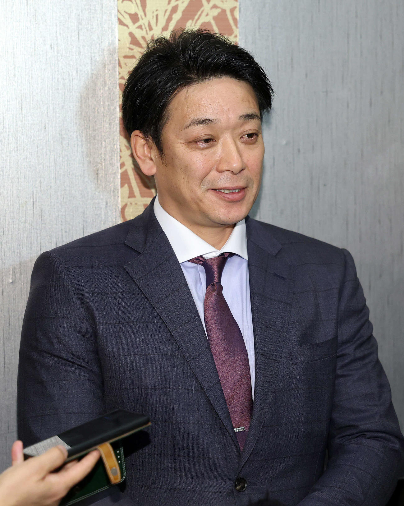 報道陣の質問に答えるロッテのサブロー監督（撮影・鈴木正人）