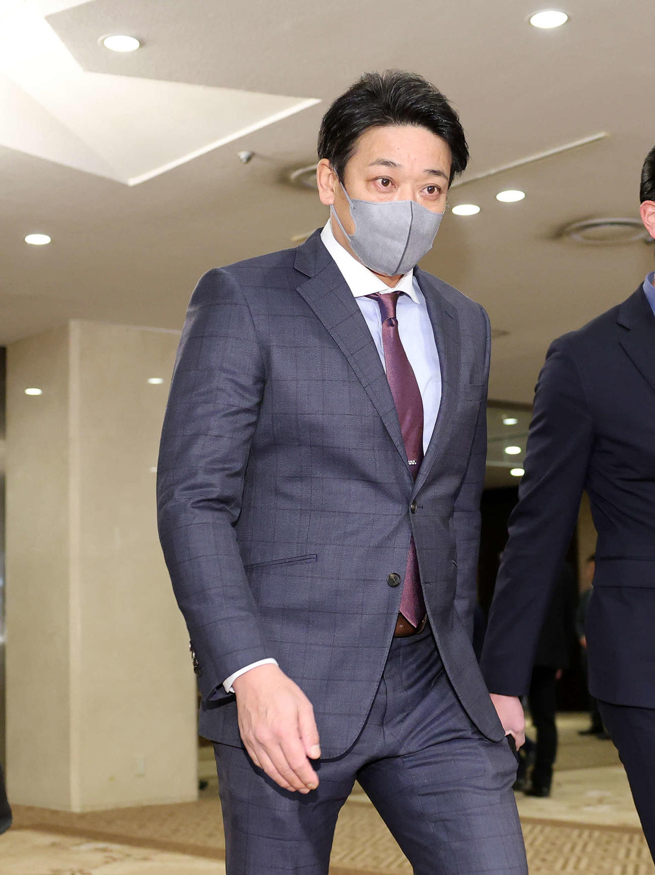 会場入りするロッテのサブロー監督（撮影・鈴木正人）