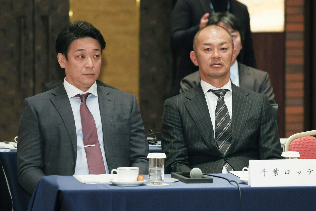 12球団監督会議に臨むロッテのサブロー監督（左）と福浦2軍監督（代表撮影）