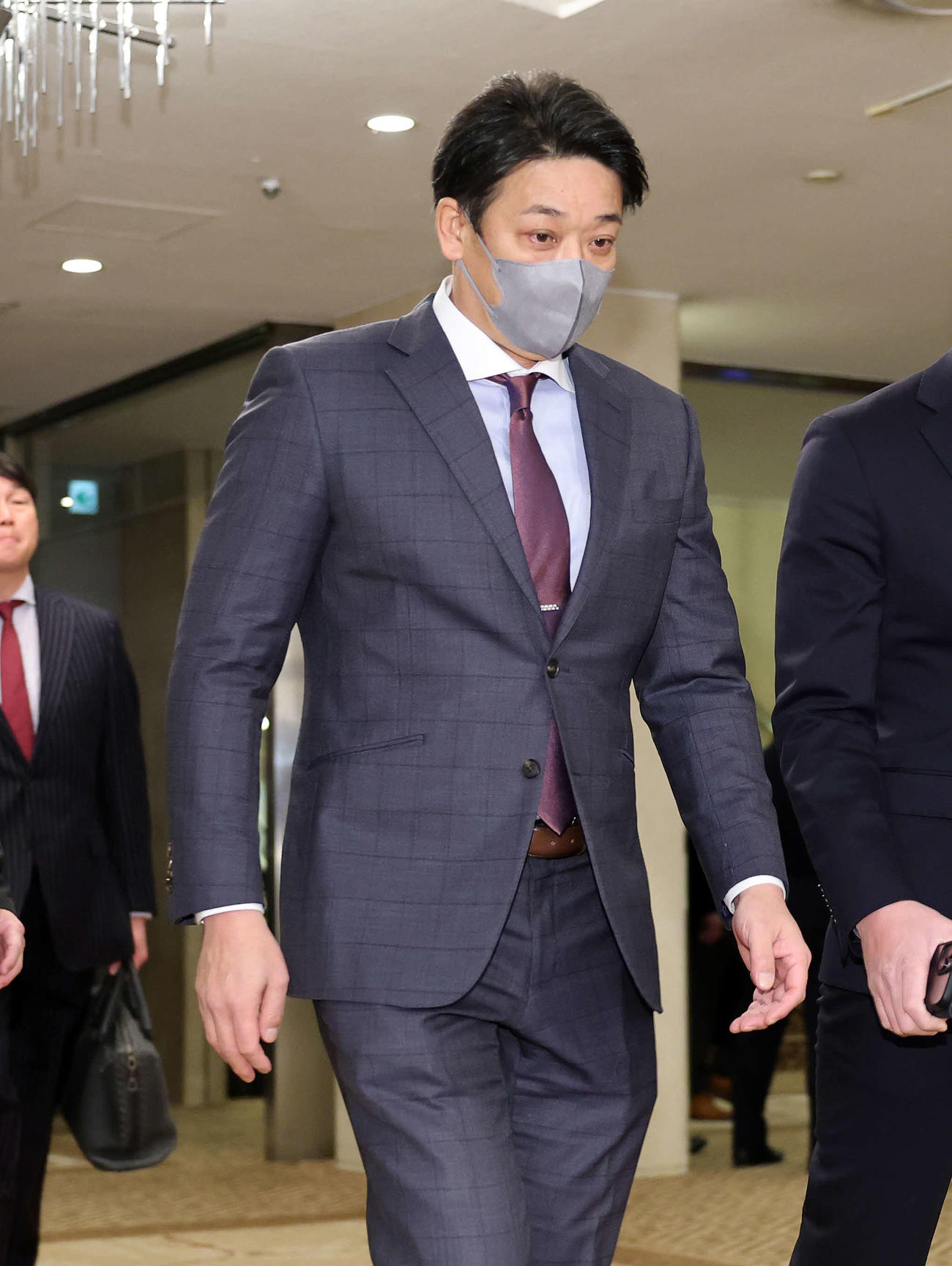 会場入りするロッテのサブロー監督（撮影・鈴木正人）