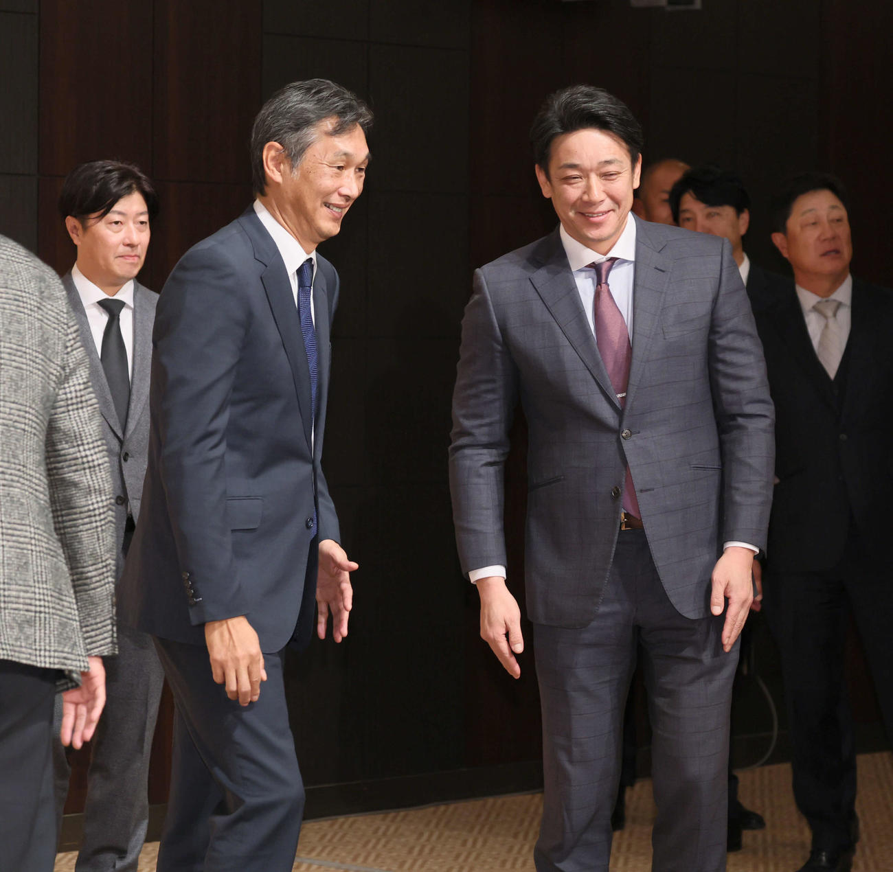 12球団監督会議を前に言葉を交わす西武西口監督（左）とロッテのサブロー監督（代表撮影）