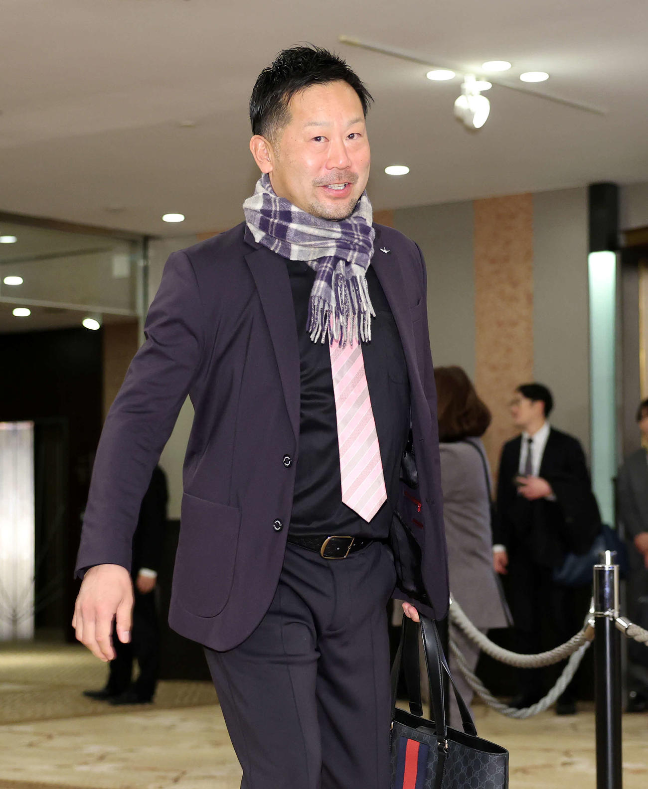 会場入りする楽天三木監督（撮影・鈴木正人）