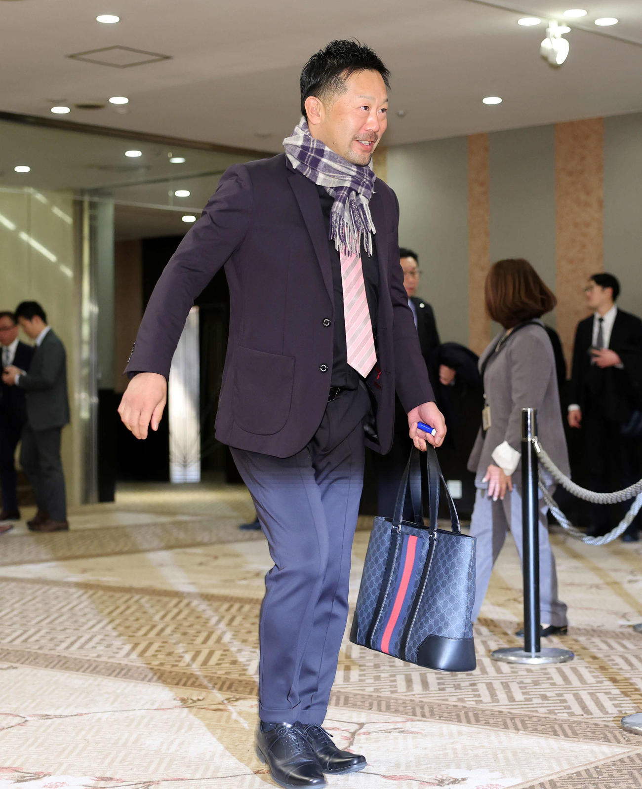 会場入りする楽天三木監督（撮影・鈴木正人）