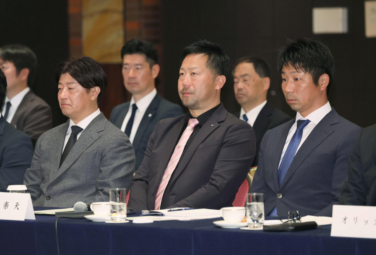 12球団監督会議に臨む楽天の、左から渡辺2軍監督、三木監督、塩川ヘッドコーチ（代表撮影）