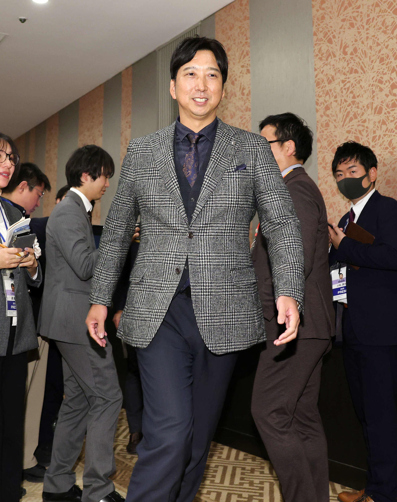 会議を終え引き揚げる阪神藤川監督（撮影・鈴木正人）