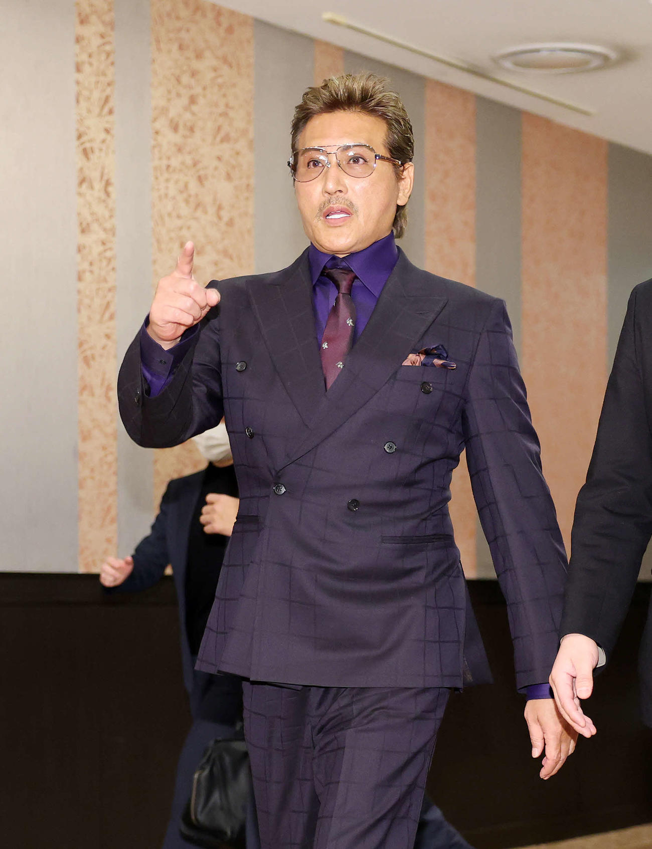 会議を終え引き揚げる日本ハム新庄監督（撮影・鈴木正人）