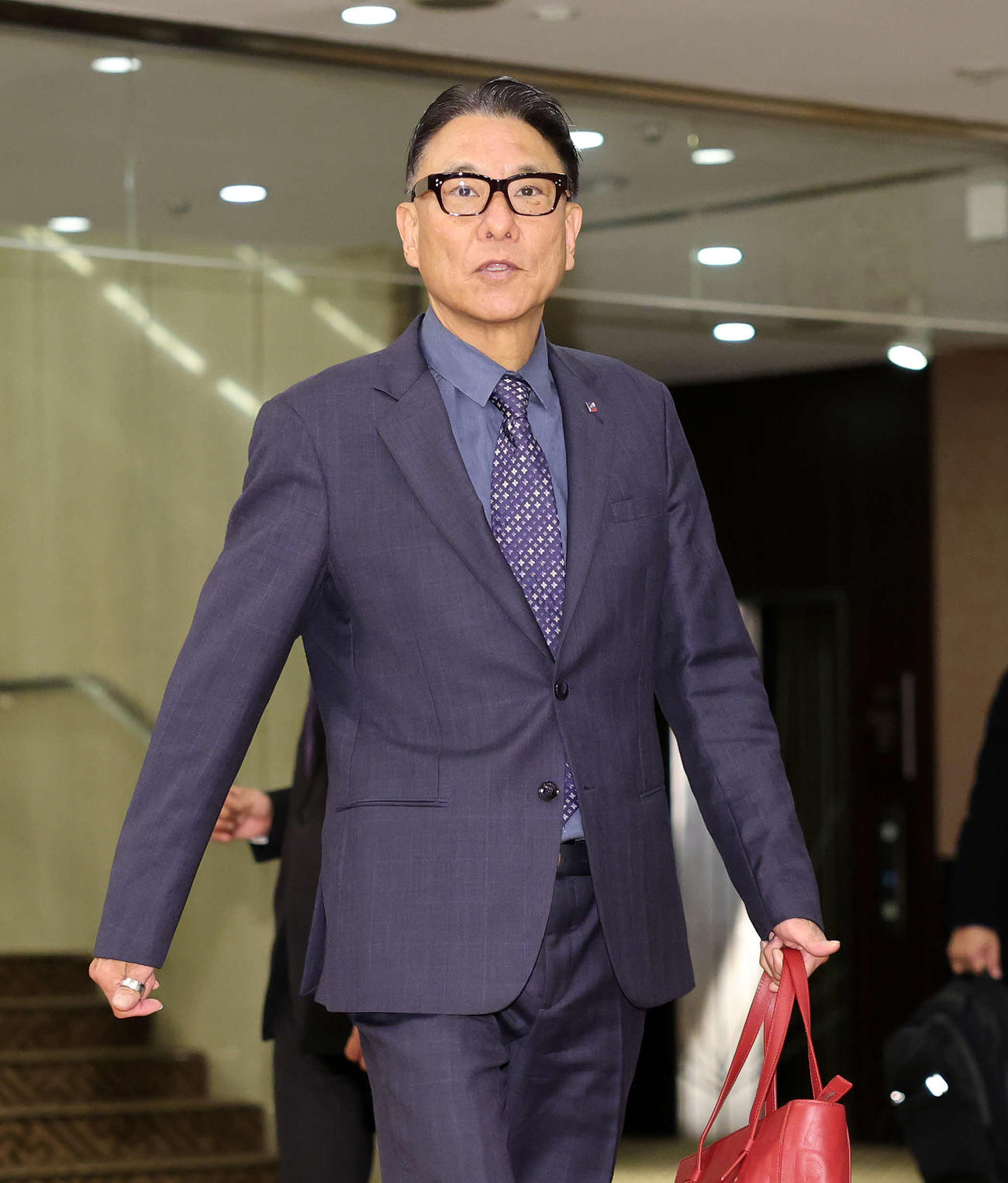 会場入りするヤクルト池山監督（撮影・鈴木正人）