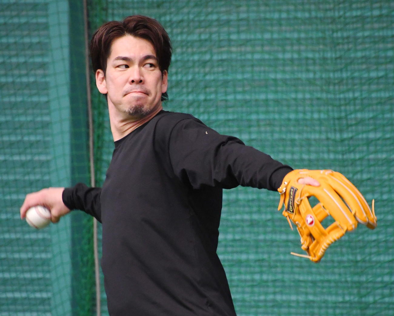 自主トレを公開しキャッチボールをする楽天前田健太（2026年1月撮影）