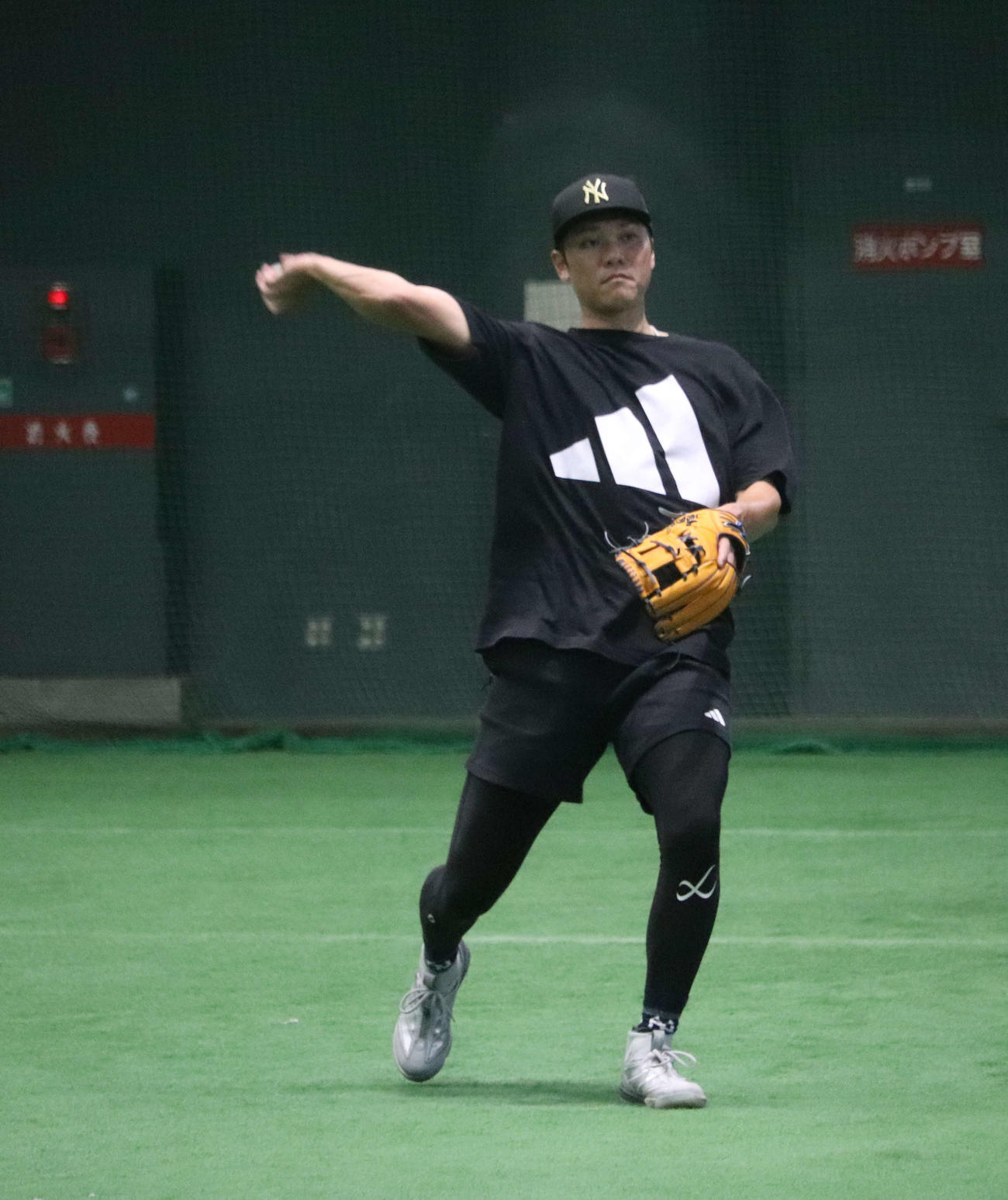 沖縄での自主トレを公開した巨人坂本（撮影・小早川宗一郎）