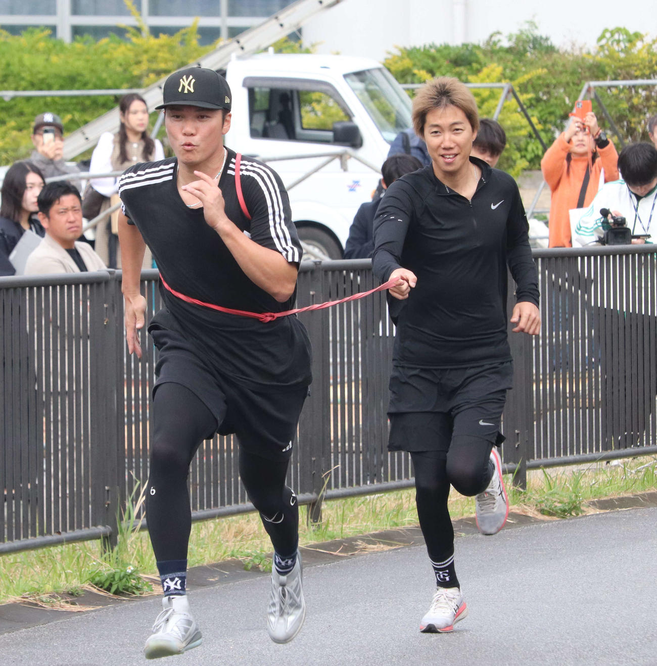 沖縄での自主トレを公開した巨人坂本（左）（撮影・小早川宗一郎）
