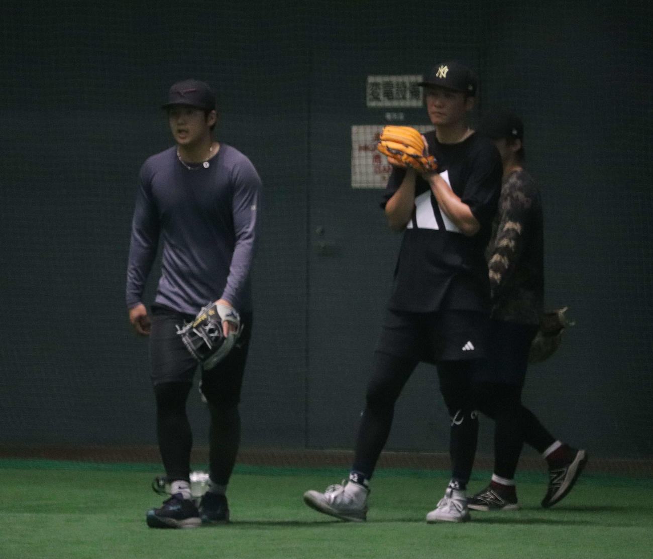 沖縄での自主トレを公開した巨人坂本勇人（右）と隣り合って守備練習する石塚裕惺（左）（撮影・小早川宗一郎）