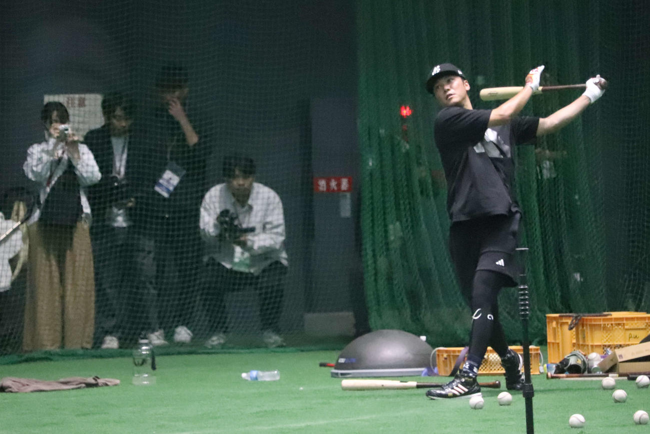沖縄での自主トレを公開し、打撃練習する巨人坂本（撮影・小早川宗一郎）
