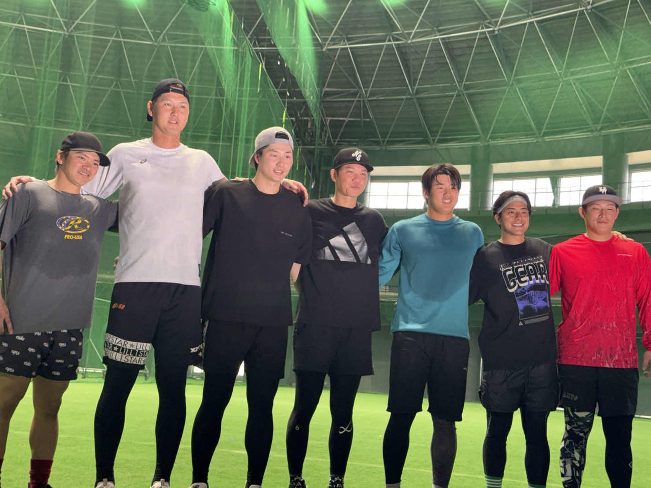 沖縄での自主トレを公開した「チーム坂本」の左から楽天平良、ソフトバンク秋広、オリックス広岡、巨人坂本、巨人石塚、湯浅、増田陸（撮影・小早川宗一郎）