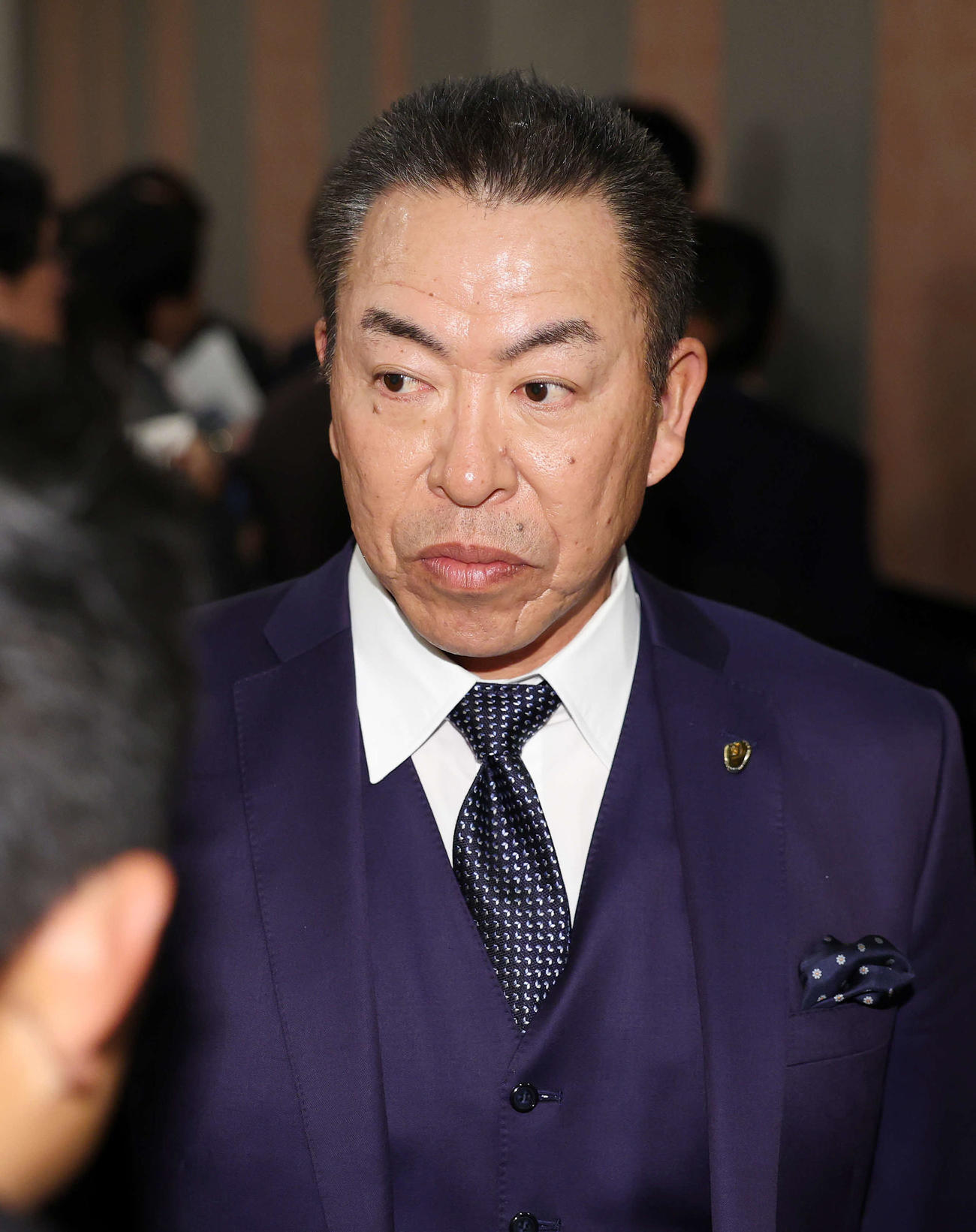 報道陣の質問に答える中日井上監督（撮影・鈴木正人）