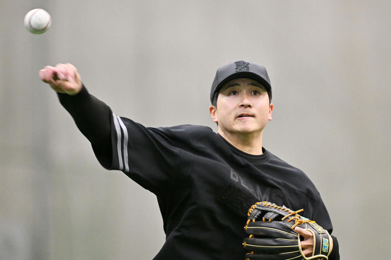 自主トレでキャッチボールする巨人泉口（撮影・滝沢徹郎）