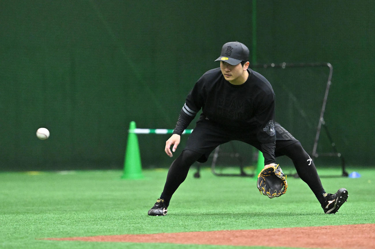 自主トレでノックを受ける巨人泉口（撮影・滝沢徹郎）