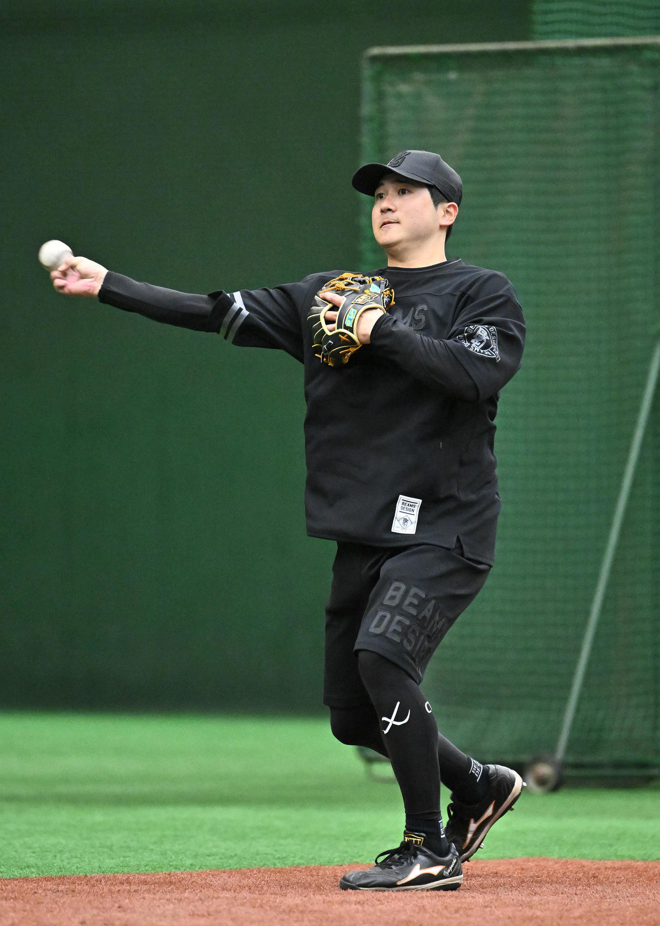 自主トレでノックを受ける巨人泉口（撮影・滝沢徹郎）