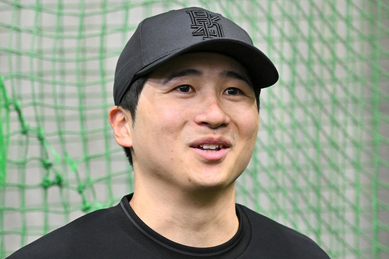 自主トレを公開した巨人泉口は取材に応じる（撮影・滝沢徹郎）