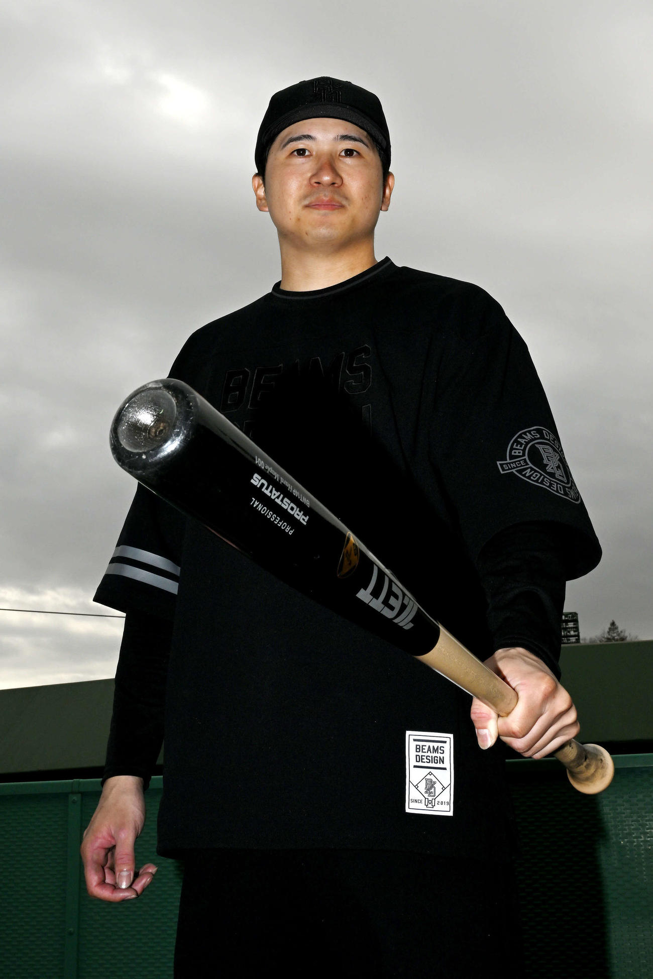自主トレを公開した巨人泉口はバットを手にポーズを決める（撮影・滝沢徹郎）