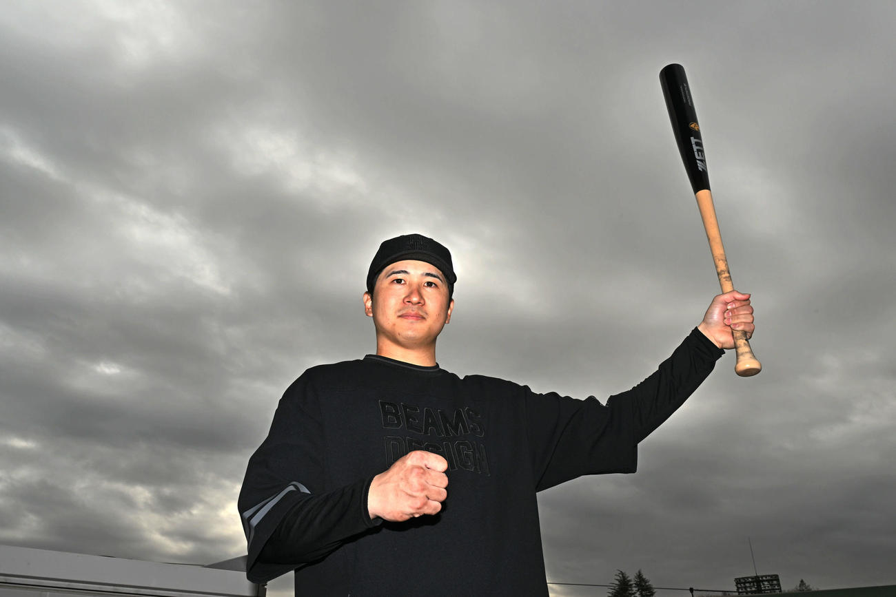 自主トレを公開した巨人泉口はバットを手にポーズを決める（撮影・滝沢徹郎）