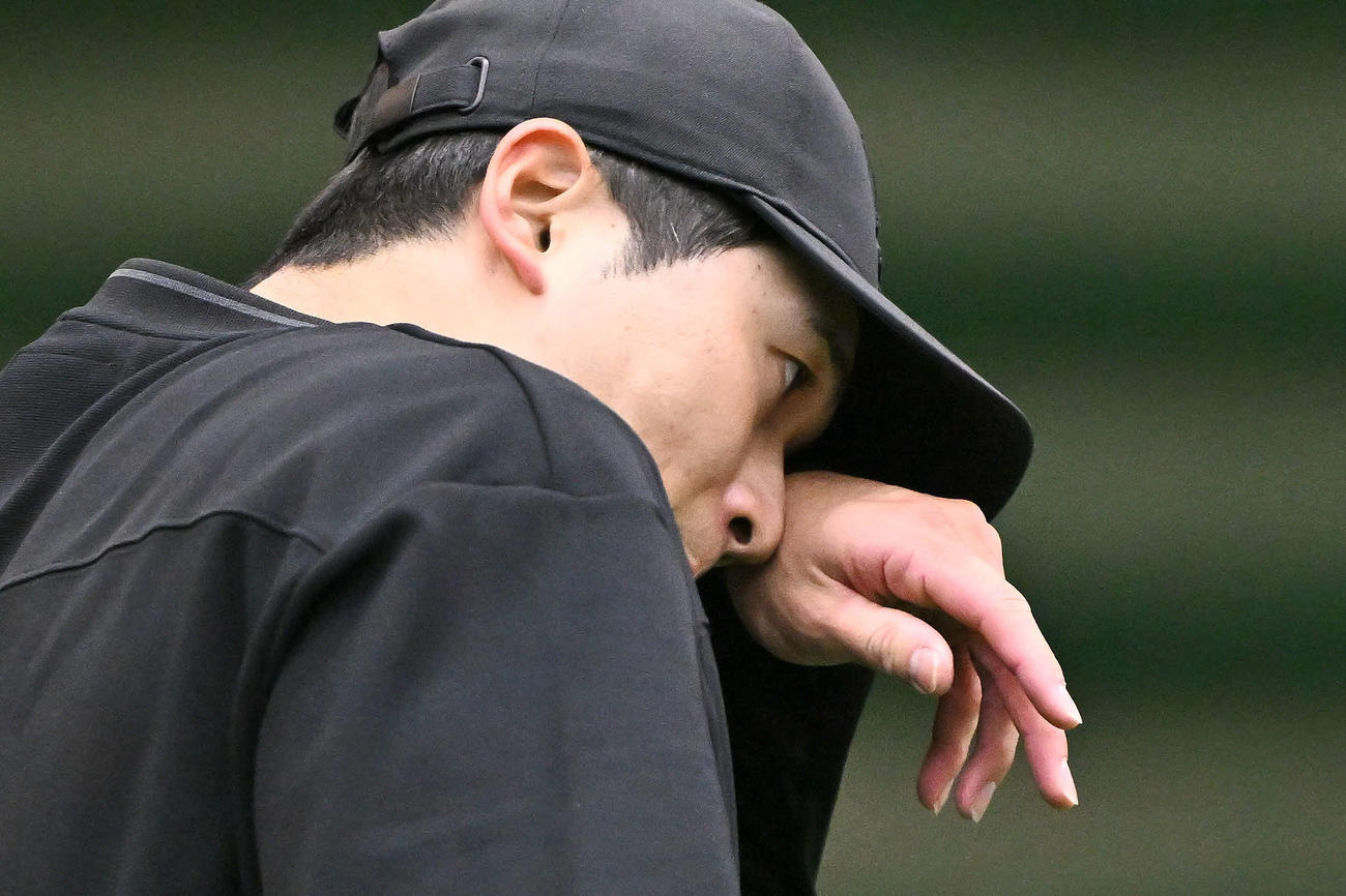 自主トレで汗をぬぐう巨人泉口（撮影・滝沢徹郎）
