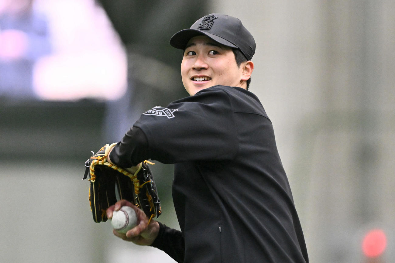 自主トレでキャッチボールする巨人泉口（撮影・滝沢徹郎）