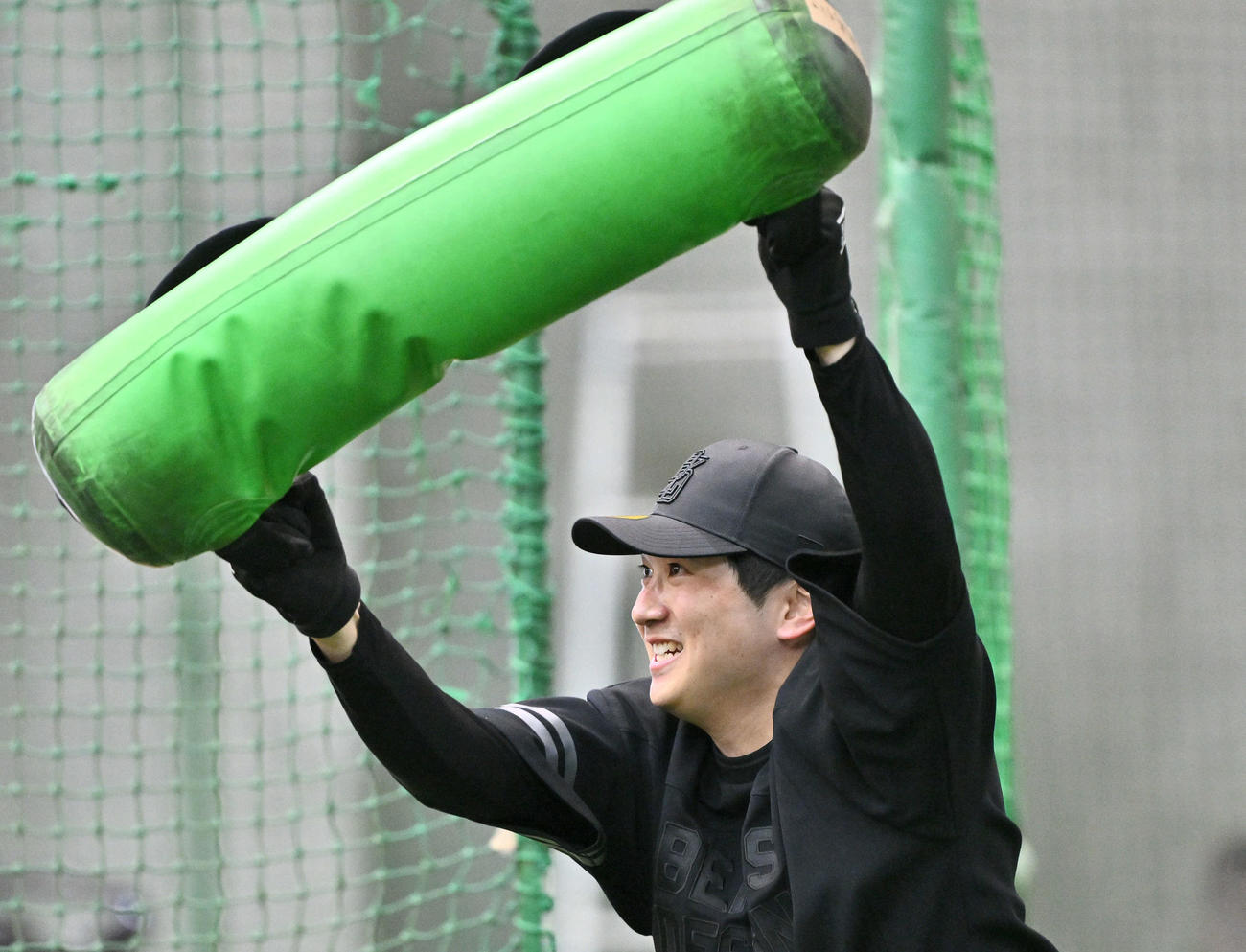 自主トレで追い込む巨人泉口（撮影・滝沢徹郎）