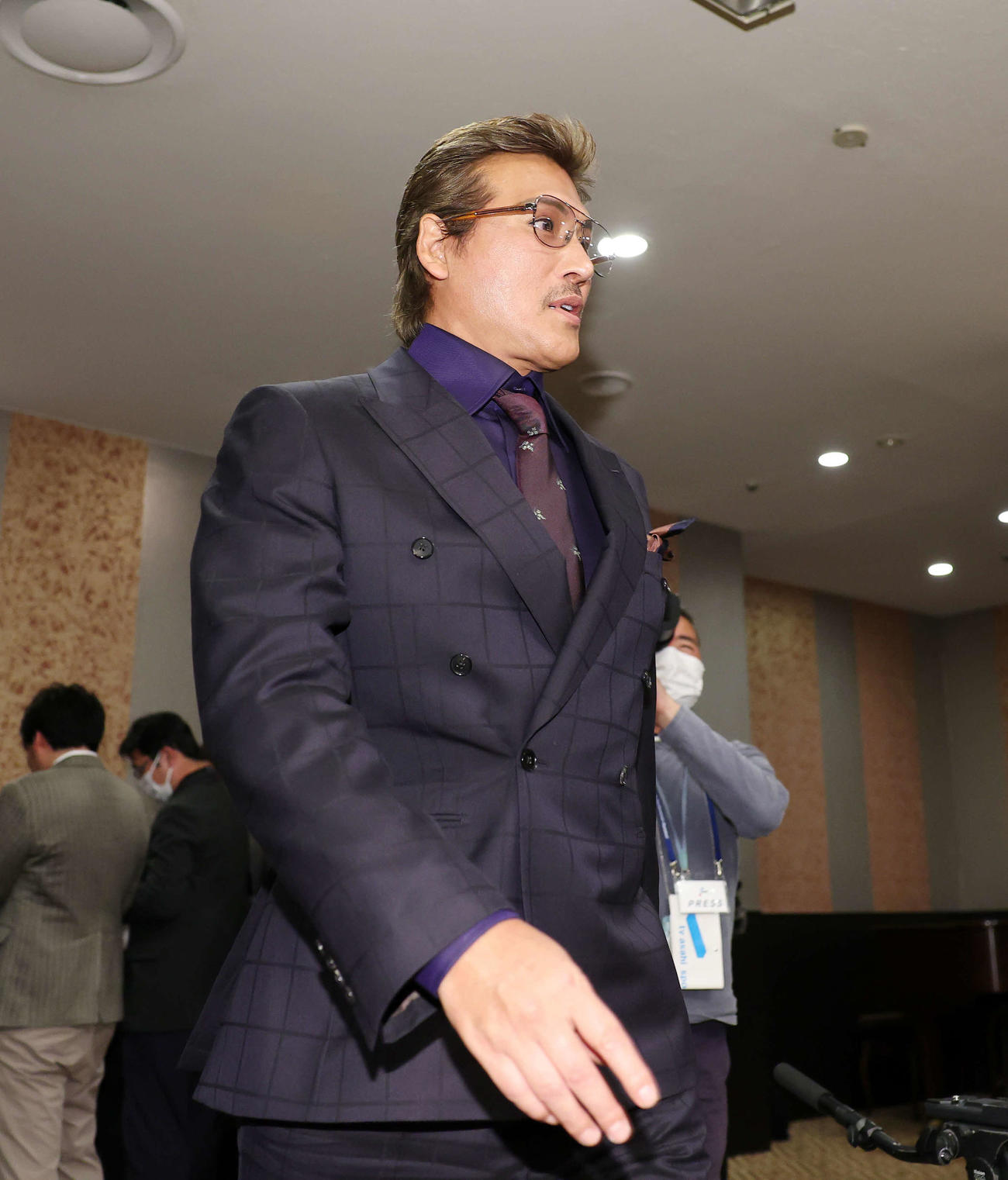 会議を終え引き揚げる日本ハム新庄監督（撮影・鈴木正人）