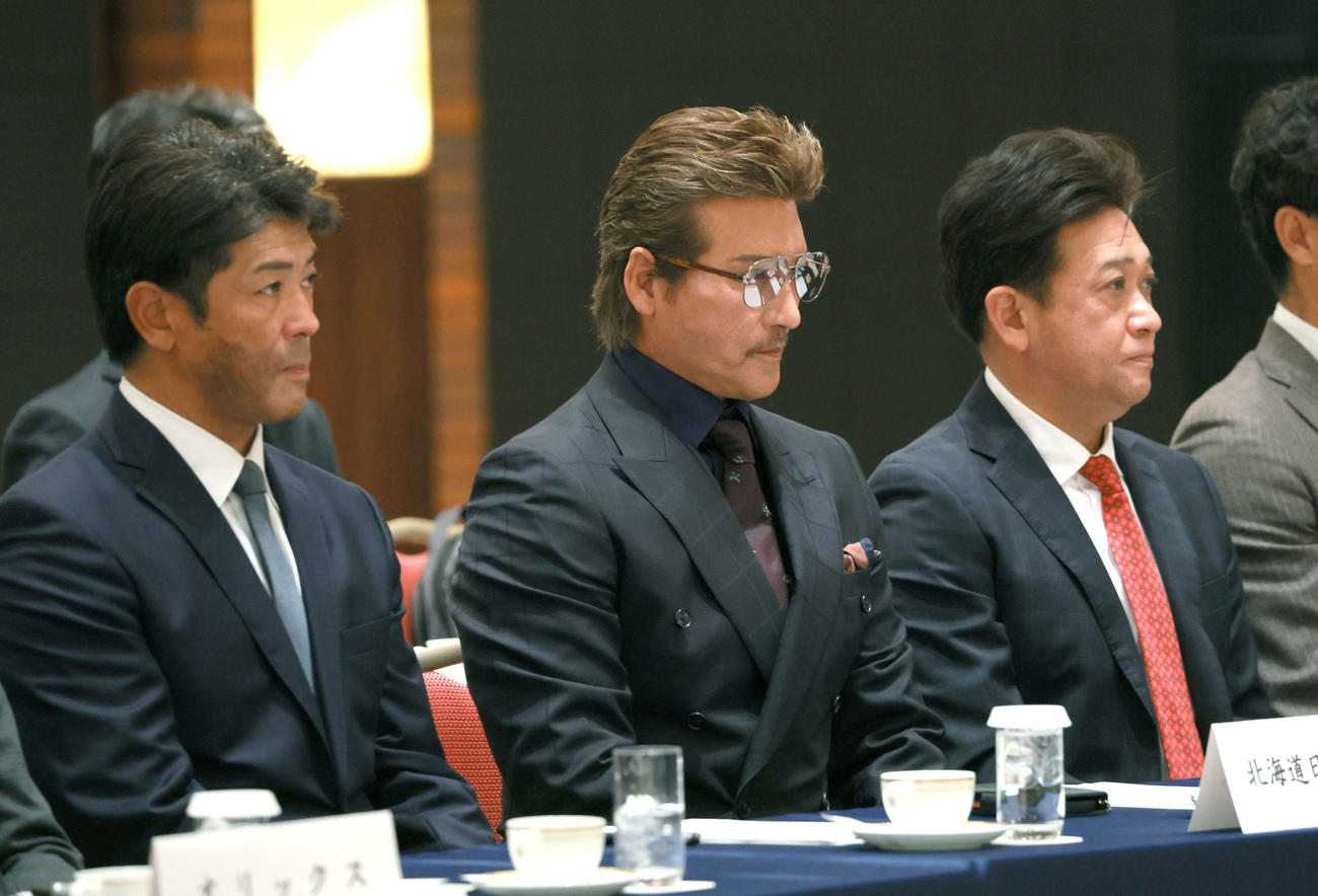12球団監督会議に臨む日本ハム新庄監督（中央）ら（代表撮影）