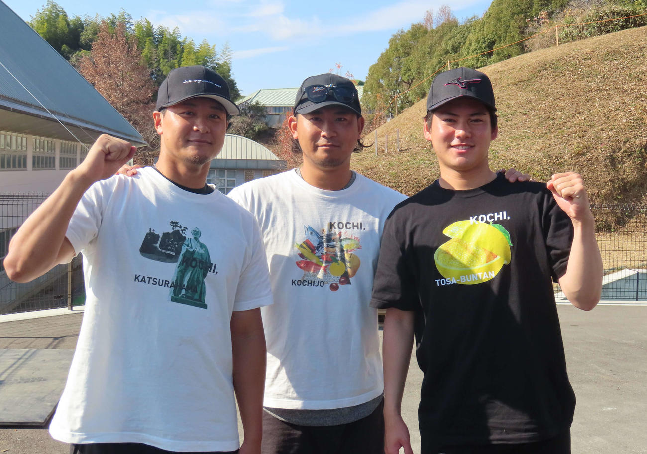 高知市内で自主トレを行った、左から広島森、カブス今永、中日金丸（撮影・水谷京裕）