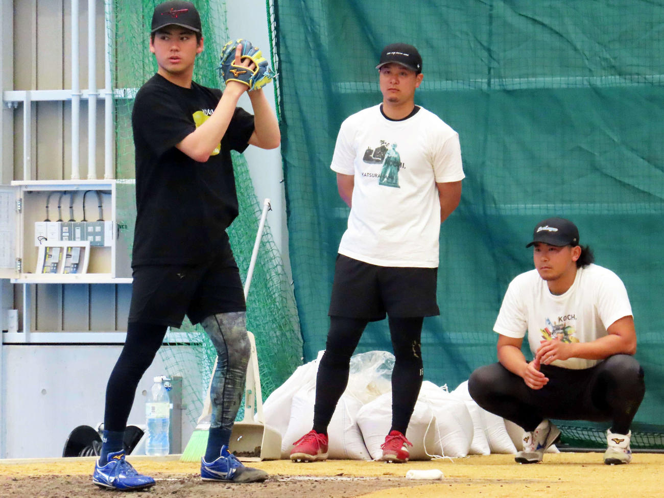 ブルペンで投げ込む中日金丸（左）。後方で見守る広島森（中央）とカブス今永（撮影・水谷京裕）