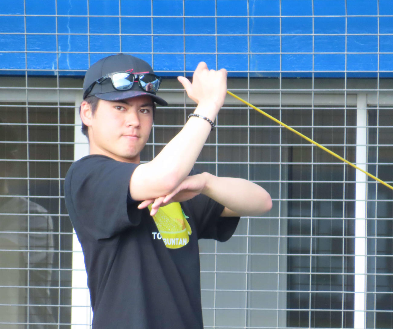 高知市内で自主トレを公開した中日金丸（撮影・水谷京裕）
