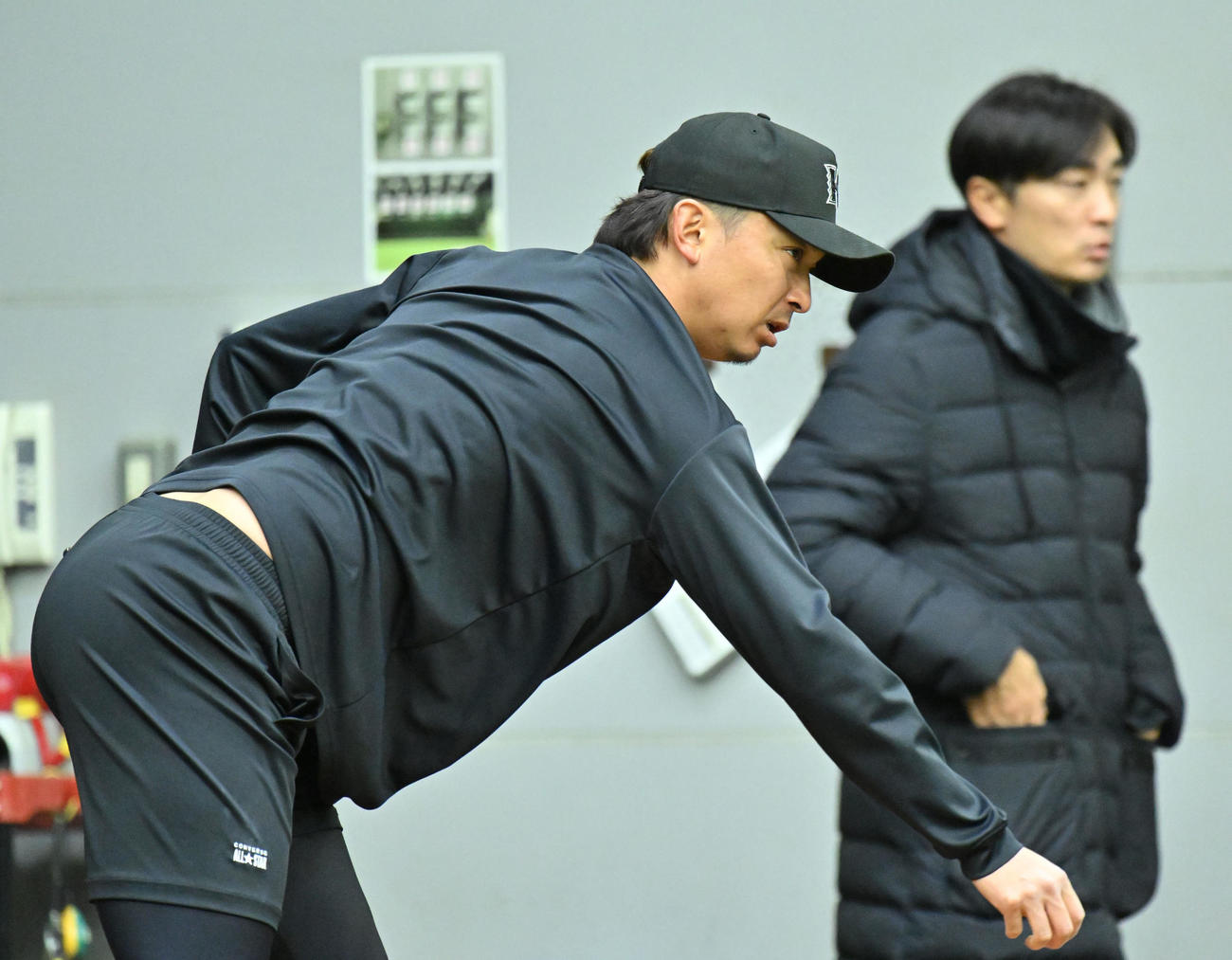 タマホームスタジアム筑後のブルペンで調整を行うソフトバンク東浜（左）右は和田（撮影・林敢治）