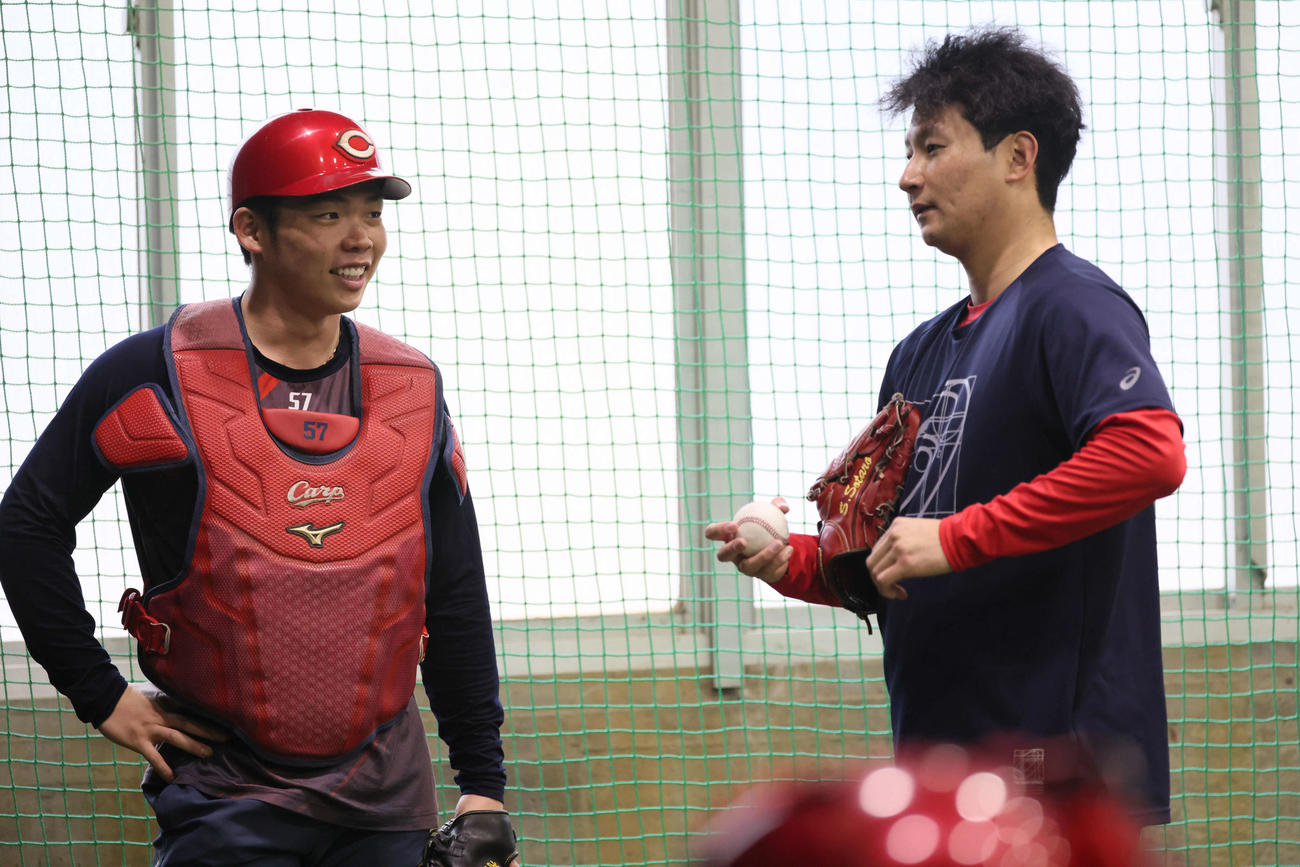 ブルペンで投球練習をした広島島内（右）と持丸（撮影・加藤孝規）