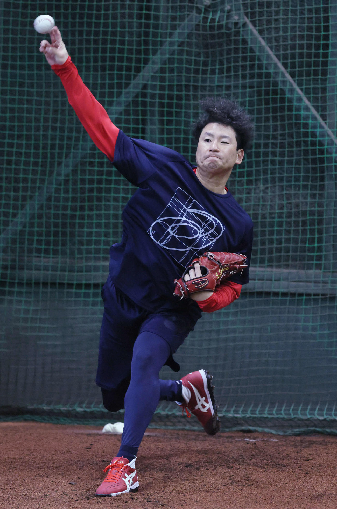 ブルペンで投球練習をする広島島内（撮影・加藤孝規）