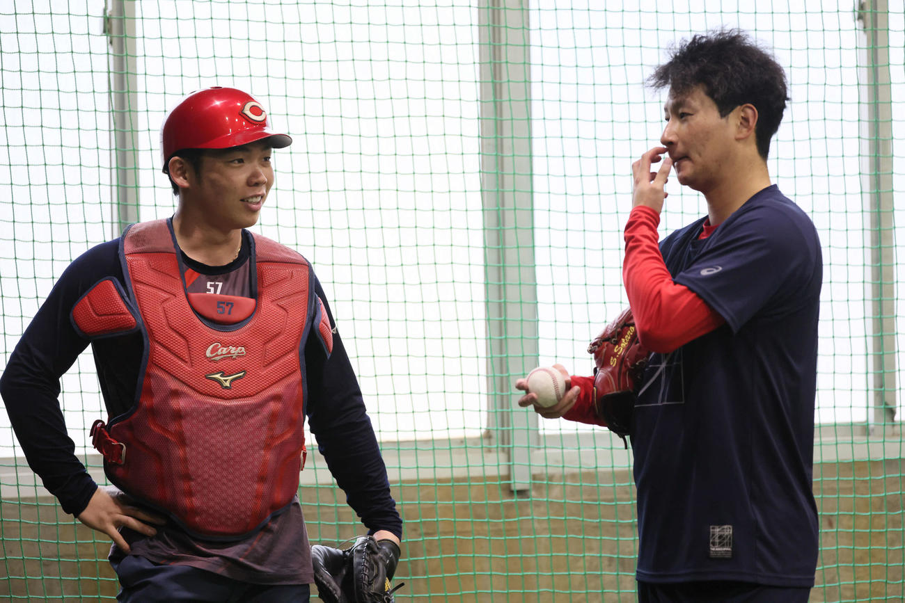 ブルペンで投球練習をした広島島内（右）と持丸（撮影・加藤孝規）