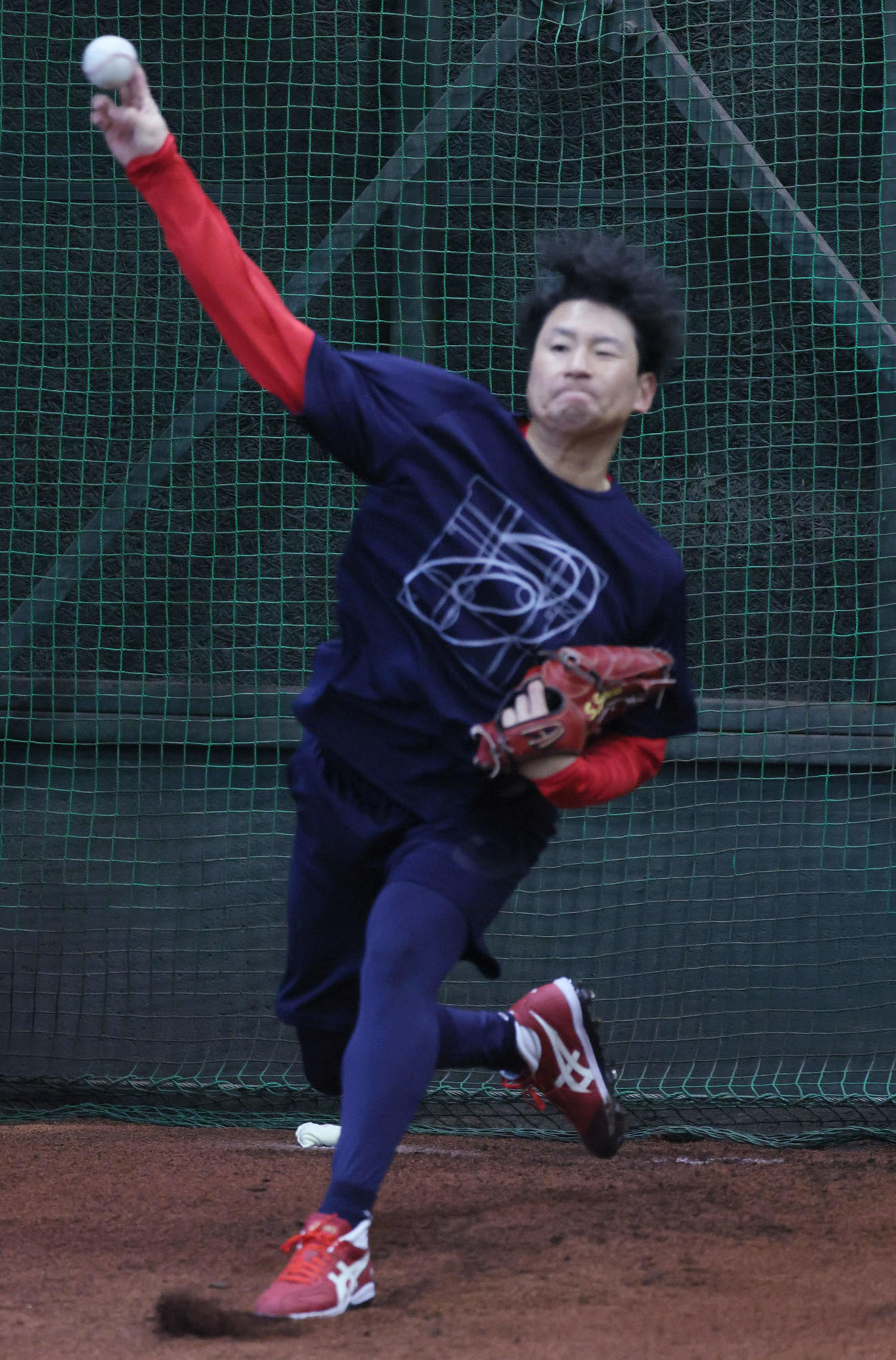 ブルペンで投球練習をする広島島内（撮影・加藤孝規）